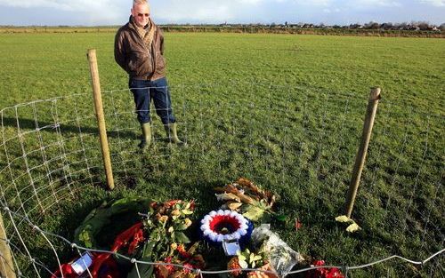 BERKHOUT – Jan Schilder bekijkt de plaats in Berkhout waar 65 jaar geleden een Britse bommenwerper neerstortte, 800 meter van de plek waar hij woonde. De vier inzittenden kwamen daarbij om. Foto: Martin Mooij