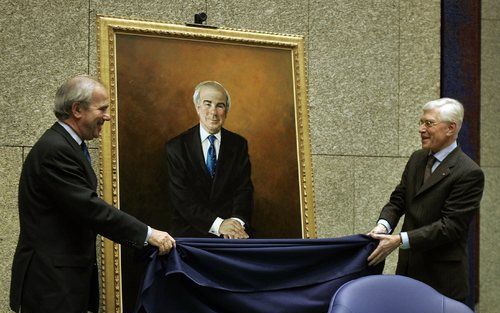 DEN HAAG – Vertrekkend Kamervoorzitter Weisglas (l.) en ondervoorzitter Ten Hoopen onthulden woensdag een schilderij met een portret van Weisglas.Foto: ANP