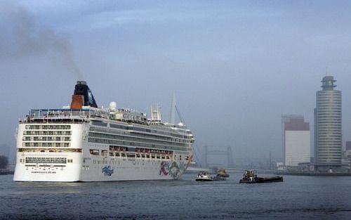 ROTTERDAM – Het vertrek van het cruiseschip Norwegian Pearl uit de haven van Rotterdam trok gistermiddag veel bekijks. Volgens de Rotterdamse havenmeester Lems wordt het de komende jaren drukker en drukker in zijn haven. Dit jaar bezoeken naar verwachting