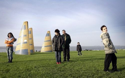 HARDERWIJK – Het Armeense gezin Mikoyan op de boulevard in Harderwijk. V.l.n.r. Ani (12), moeder Karine (39), vader Artur (40), Arman (8) en Gor (14). Foto RD, Sjaak Verboom