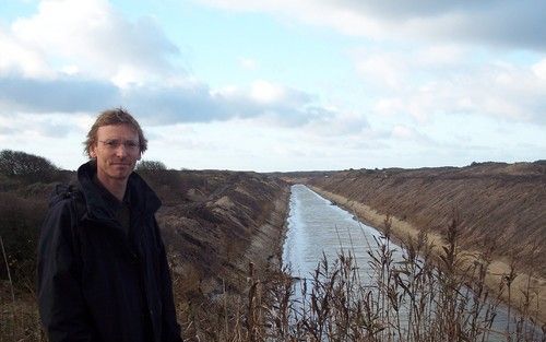 VOGELENZANG – Woordvoerder Luc Geelen van het Amsterdamse waterbedrijf Waternet bij het Van Limburg Stirumkanaal in de Amsterdamse waterlei dingduinen. Het waterpeil in twee aangrenzende kanalen gaat 1,30 meter omhoog om de verdroging in het zuidelijk dee