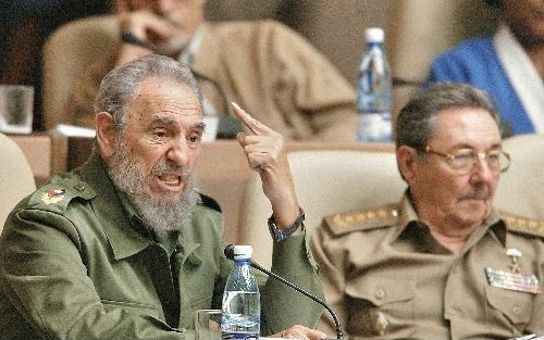 HAVANA - De Cubaanse president Fidel Castro (l.) en zijn broer woensdag in de Nationale Assemblee. Cuba heeft woensdag in de grondwet een bepaling opgenomen waarin het socialisme onaantastbaar wordt genoemd. De bepaling moet het voortbestaan van het commu