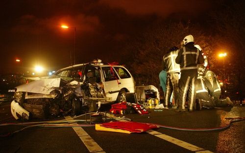 BERGSCHENHOEK - Op de N209 bij Bergschenhoek zijn dinsdag aan het begin van de avond twee auto's frontaal op elkaar gebotst. Foto ANP