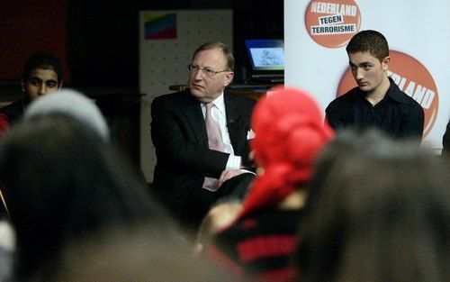 DEN HAAG – Nationaal Coördinator Terrorismebestrijding Tj. Joustra nam dinsdag deel aan een debat met leerlingen van het Internationaal College Edith Stein in Den Haag. Het gesprek maakt deel uit van de campagne ”Nederland tegen terrorisme”. Uit debatten 