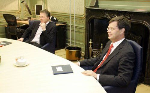 Onder leiding van informateur Hoekstra voeren de fractieleiders van CDA Balkenende (r) en PvdA Bos donderdagavond gesprekken in de Eerste Kamer in Den Haag. Foto ANP