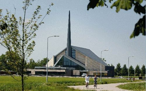 DIRKSLAND - De gereformeerde gemeente in Dirksland heeft woensdag haar nieuwe kerkgebouw in gebruik genomen. Met de bouw van het bedehuis is een bedrag van 4 miljoen euro gemoeid. - Foto AntonDommerholt