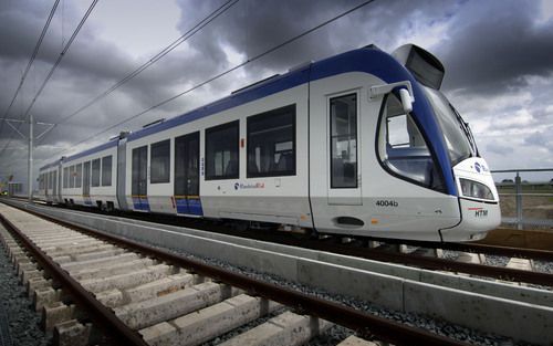 DEN HAAG – Een tramstel van RandstadRail. Donderdag werd bekend dat de twee ontsporingen van tramstellen op 29 november elk een andere oorzaak hadden. Foto Ton Borsboom