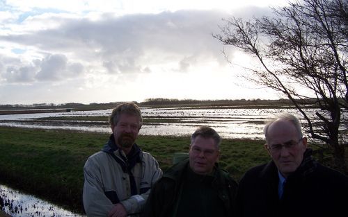 DE WAAL – Een gedeelte van polder Waal en Burg op Texel is al natuur. Het andere gedeelte volgt snel, als het aan Hans Ghijsels (l.) en Jaap Hin (r.) van LTO Noord ligt. Eric Menkveld (m.) van Natuurmonumenten is blij met initiatief. Foto RD