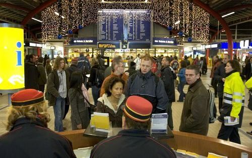 UTRECHT - Treinreizigers in de ochtendspits moeten maandag op het Centraal Station van Utrecht nog wennen aan de nieuwe dienstregeling. Foto ANP