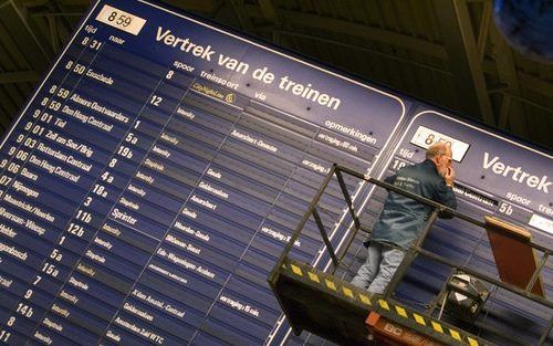 UTRECHT – Een medewerker verandert de vertrektijden op station Utrecht Centraal. De nieuwe dienstregeling van de NS heeft maandagmorgen nergens tot grote problemen geleid. Vrijwel alle treinen reden netjes volgens het nieuwe spoorboekje.