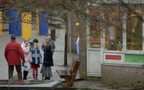 AMERONGEN - Kinderen op een pleintje voor basisschool de Regenboog in Amerongen. Foto ANP