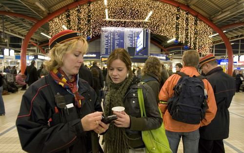 UTRECHT – Treinreizigers moesten maandag in de spits nog wennen. De nieuwe dienstregeling van de NS leidde nergens tot grote problemen. Vrijwel alle treinen reden netjes volgens het nieuwe spoorboekje. Foto ANP