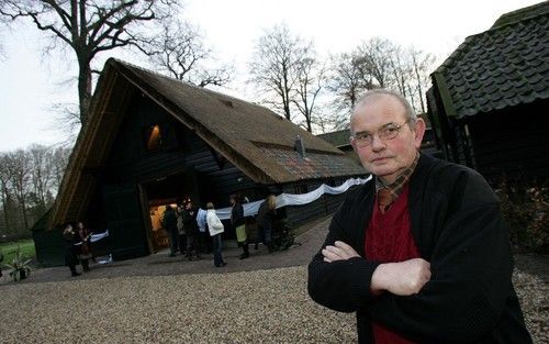 STAVERDEN – Boer Jan Overeem gaat het nieuwe bezoekerscentrum op landgoed Staverden beheren. In het nieuwe gebouw krijgt de bezoeker informatie over het landgoed door middel van posters, computerprogramma’s en filmpjes. Het centrum staat op de plaats van 