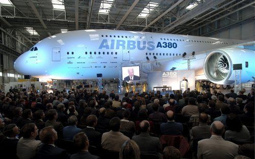 TOULOUSE – De Airbus A380 kreeg dinsdag de belangrijke veiligheidsverklaring van de Europese luchtvaartautoriteiten en de Amerikaanse certificeringsorganisatie FAA. In Toulouse was dat reden voor een plechtige ceremonie. Foto EPA