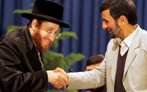 TEHERAN – De Joodse rabbijn Friedman (l.) trok dinsdag aandacht tijdens de conferentie over de Holocaust. Zijn beweging Neturei Karta keert zich actief tegen de Israëlische staat, omdat deze zou zijn opgericht voor de komst van de Messias. Vandaar de verb