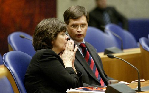 Minister Verdonk heeft een onderonsje met premier Balkenende tijdens het debat van afgelopen nacht. Foto ANP