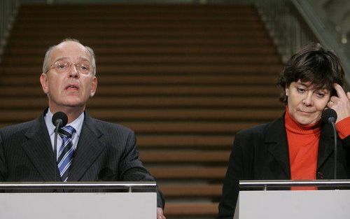 DEN HAAG – Vice-premier Zalm en minister Verdonk in de nacht van woensdag op donderdag tijdens een korte persconferentie in de hal van de Tweede Kamer. FOTO ANP