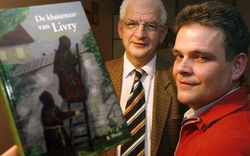 LEERDAM – ”De kluizenaar van Livry”, luidde de titel van het verhaal dat B. Florijn jaren terug schreef in het Kerkblad van de Oud Gereformeerde Gemeenten in Nederland. Het sprak de Leerdamse leerkracht P. van der Waal (l.) dermate aan dat hij het nu in b