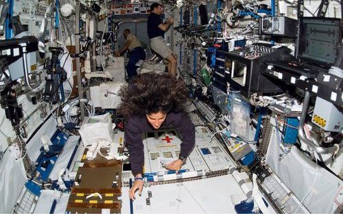 Astronauten aan het werk in het ruimteveer Discovery. Foto EPA