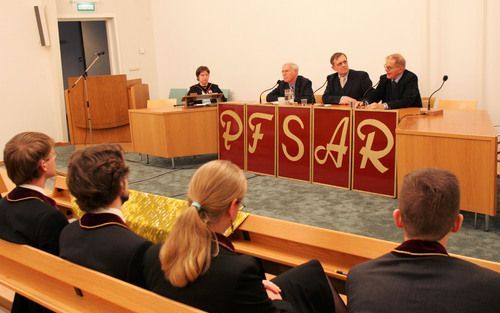 APELDOORN – De theologische studentenvereniging PFSAR van de Theologische Universiteit te Apeldoorn organiseerde donderdag een forumdiscussie over het onderwerp ”Verbond met Israël en de volken”. De lezingen werden verzorgd door de Nederlands gereformeerd