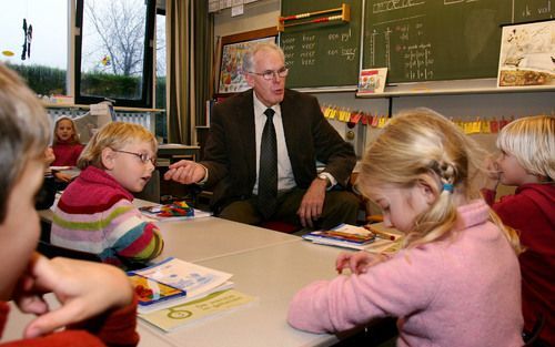 GOUDSWAARD – Meester Visser neemt zaterdag na veertig jaar onderwijs afscheid van de School met de Bijbel in Goudswaard. „Ik ben met de kinderen op reis. Ik ervaar het als een voorrecht als ik ze de Bijbelse weg mag wijzen.” Foto Rein Geleijnse