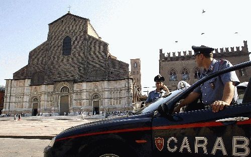 BOLOGNA - Politieagenten patrouilleren intensief bij de San Petronio in Bologna. Sinds in deze basiliek een middeleeuws fresco van een naakte Mohammed is aangetroffen, is Bologna in rep en roer. De San Petronio is inmiddels om deze reden ook doelwit gewor