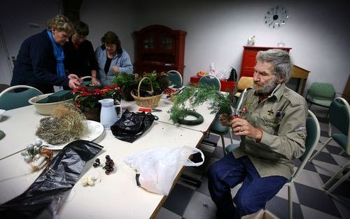 HUMMELO – Dak- en thuislozen uit Rotterdam werken aan kerststukjes in de eetzaal van een nieuw verblijf dat de stichtingen Ontmoeting en Het Passion vandaag officieel openen. De time outvoorziening biedt plaats aan maximaal twaalf personen. Foto Jan Rulan