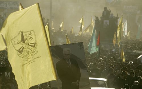 GAZA STAD – Palestijnen betuigden zaterdag in Gaza stad hun steun aan president Abbas. De Palestijnen zijn onderling slaags geraakt nadat de regerende Hamas de aankondiging van president Abbas om vervroegde verkiezingen uit te schrijven heeft geduid als e