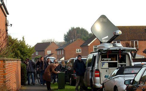 TRIMLEY - Veel mediabelangstelling in Trimley, de plaats waar de verdachte van de moorden is opgepakt. De verdachte ,Tom Stephens, 37 jaar, is een medewerker van een supermarkt. Foto EPA