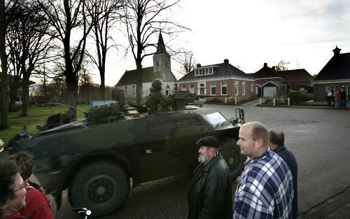 VIERHUIZEN – Een legervoertuig rijdt het Noord Groningse Vierhuizen binnen. Dinsdagmorgen oefende een bataljon uit Havelte voor de bewaking van het dorp komende zaterdagavond. Dan loopt vrijwel het hele dorp uit om in Hilversum actie te voeren voor het be