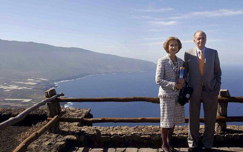 Koning Juan Carlos met zijn vrouw Sofia tijdens een bezoek aan de Canarische Eilanden, afgelopen maand. Foto EPA