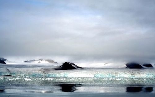 SPITSBERGEN – De gletsjer Bockfjorden op Spitsbergen. De Nederlandse bioloog Maarten Loonen is verrukt over de eilandengroep, ruim 700 kilometer ten noordwesten van Noorwegen. Hij doet er wetenschappelijk onderzoek. Foto: ANP