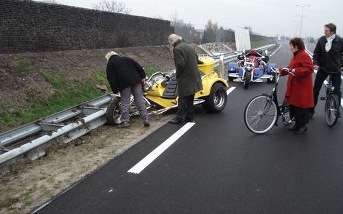 VEENENDAAL – Bij de opening van de Oostelijke Rondweg rond Veenendaal gebeurde woensdag direct het eerste ongeval. Wethouder Sanders reed met een spike tegen de vangrail aan. Hij raakte niet gewond. Foto: RD