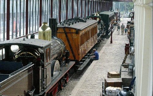 Om de spoorcharme ook voor toekomstige generaties veilig te stellen, is een grote verbouwing van het Spoorwegmuseum bittere noodzaak. „Onze stoomlocomotieven staan weliswaar droog, maar nevel, stof en vuil doen toch hun werk.” - Foto RD, Anton Dommerholt