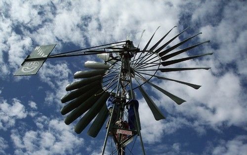 Juist op de dag voor mijn bezoek had de molen van Rengen, Uganda, een mankement. Mannen klommen naar boven voor een reparatie. Al snel draaide hij weer. Foto’s RD