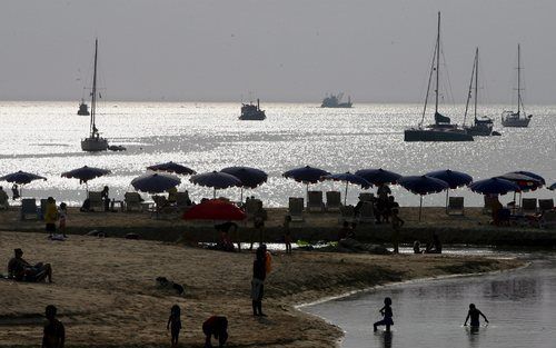 PHUKET - Het strand van Nai Han, in het Thaise Phuket. Op de tweede kerstdag 2004 werd Phuket getroffen door een verwoestende tsunami. Foto EPA