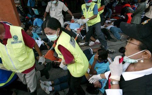 SANUR - Op het Indonesische eiland Bali evacueren hulpteams slachtoffers van een tsunami-oefening op het strand bij het dorp Sanur. Duizenden studenten en dorpsbewoners doen mee in een oefening om de bevolking voor te bereiden op een mogelijke tsunami tij