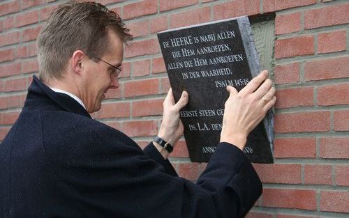 CULEMBORG – Ds. L. A. den Butter plaatst de eerste steen in de gevel van het nieuwe kerkgebouw van de christelijke gereformeerde kerk te Culemborg. Foto RD.