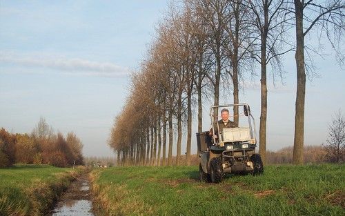 WAARDENBURG – Muskusrattenvanger Harmen van der Meer controleert per quad de watergangen in de polder bij Waardenburg op de aanwezigheid van de schadelijke beesten. Steeds meer waterschappen zetten de vierwielige voertuigen in om de taak van de rattenvang