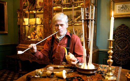 AMSTERDAM – Benedict Goes in het Pijpenkabinet in Amsterdam. „Ons museum heeft beslist niet tot doel het roken te bevorderen. Wij zorgen ervoor dat een stuk rokersgeschiedenis behou den blijft.” Foto RD, Henk Visscher