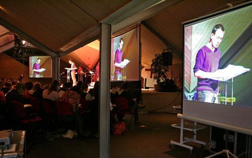 DALFSEN – De Windroos en de Hervormd Gereformeerde Jeugdbond (HGJB) houden deze week de Kerstconferentie in Dalfsen. Woensdag gingen de jongeren in gesprek met twee vertegenwoordigers van de Gereformeerde Bond. Veel jongeren blijven een kloof zien tussen 