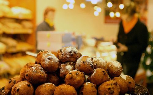 Oliebollen. Als het goed is, zijn ze vol luchtige belletjes, krentjes en smaakvolle appel. Foto RD