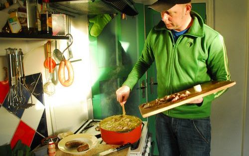 TERSCHELLING HOORN – Flang Cupido uit Terschelling Hoorn, drievoudig wereldkampioen snertkoken, gooit de laatste stukjes spek, wortel en prei in zijn befaamde erwtensoep. Foto Jan Heuff