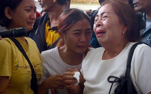 JAKARTA - Verdriet onder familieleden van de inzittenden van het neergestorte vliegtuig in Indonesië. Foto EPA