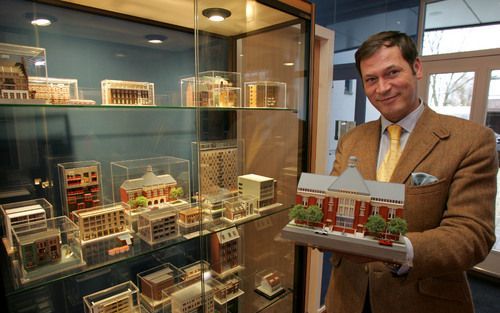 AMERSFOORT – Directeur Hasse J. J. Dekker van AnneSing in Amersfoort geniet van zijn kleinere en grote (bouw)projecten op schaal. „We hebben een betrouwbare contactpersoon in Singapore zitten en laten er maquettes bouwen bij ons partnerbedrijf.” Foto RD, 