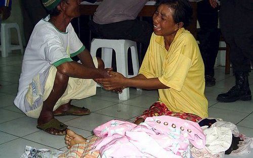 REMBANG – Een overlevende van de scheepsramp voor de kust van Java wordt door emoties overmand tijdens het weerzien met een familielid. In de Javazee verging vrijdagavond een Indonesische veerboot. Daarbij kwamen honderden mensen om het leven. Bijna 200 o