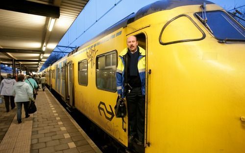 DORDRECHT – Treinmachinist Henk Mars op het station van Dordrecht. De inwoner van het Noord Groningse dorpje Stedum zette in mei zijn trein bij een weiland stil om samen met een passagier een kalf te redden. Foto: RD, Sjaak Verboom