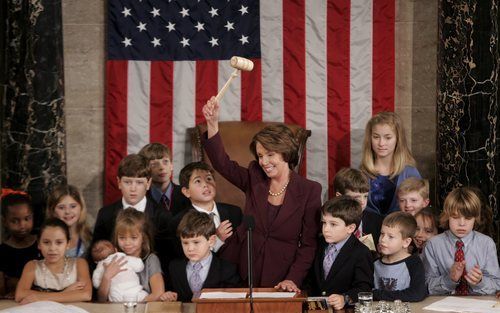 WASHINGTON – De kersverse voorzitter van het Amerikaanse Huis van Afgevaardigden, Nancy Pelosi, zwaaide donderdag met de voorzittershamer nadat ze was beëdigd. De kleinkinderen van de 66-jarige Democrate woonden de installatie van hun oma bij. Foto EPA.