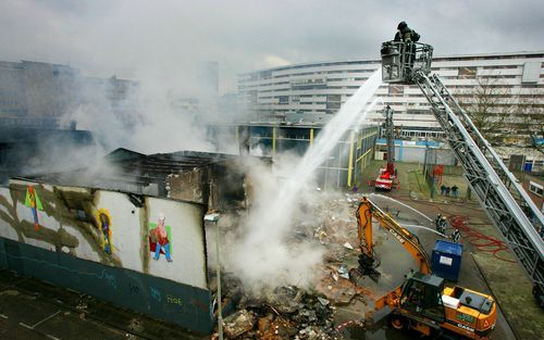 ROTTERDAM – De brandweer was vrijdagmiddag nog druk aan het nablussen bij partycentrum Palace in Rotterdam. In het centrum brak vrijdagochtend brand uit, waardoor 120 omwonenden moesten worden geëvacueerd. Het gebouw is volledig verwoest. Foto ANP