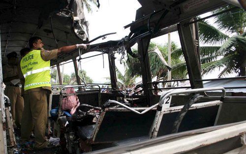 COLOMBO - Door een zelfmoordaanslag op een passagiersbus vielen volgens Srilankaanse media zeker vijftien doden. Tientallen mensen raakten gewond. De aanslag kwam ongeveer een dag na een soortgelijke daad even ten noordoosten van Colombo. Daardoor vielen 